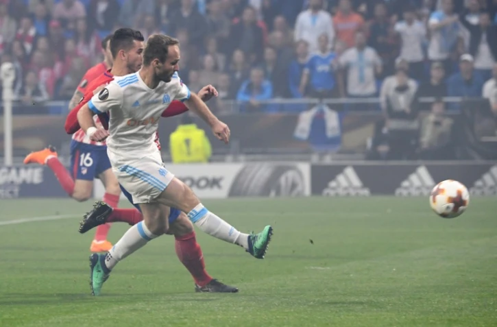 L'attaquant de l'OM Valère Germain frappe le ballon face à l'Atlético Madrid en finale de l'Europa League au Parc OL, le 16 mai 2018