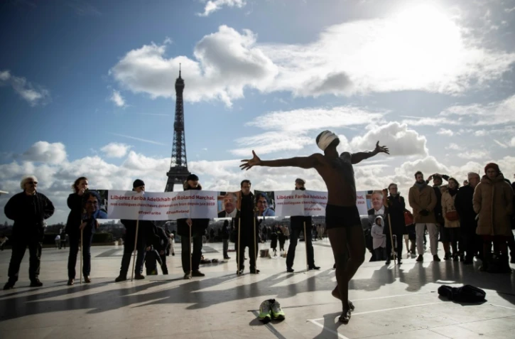 Performance artistique du Sénégalais Alioune Diagne à l'occasion d'une manifestation de soutien aux deux chercheurs détenus en Iran, le 11 février 2020 à Paris