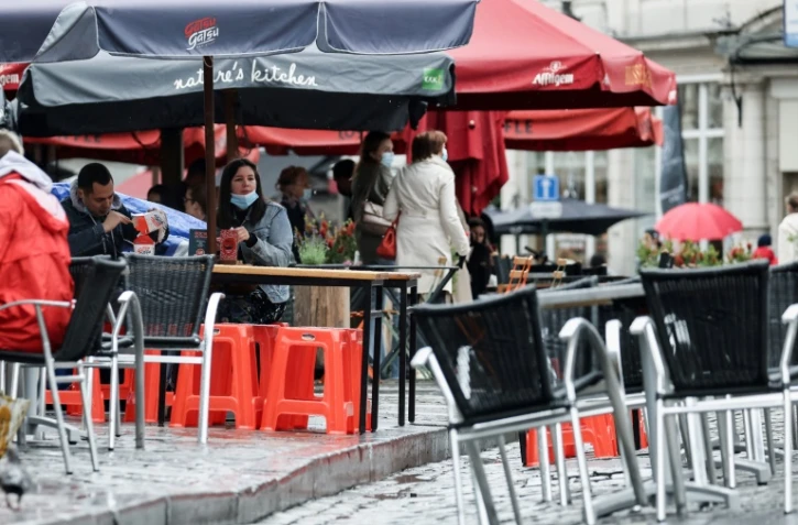 Des clients à la terrasse d'un café, le jour de la réouverture des bars et restaurants, le 8 mai 2021 à Bruxelles