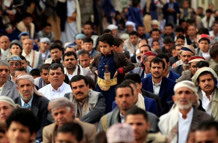 Des habitants de la capitale Sanaa assistent à la prière de l'Aïd el-Fitr, le 15 juin 2018