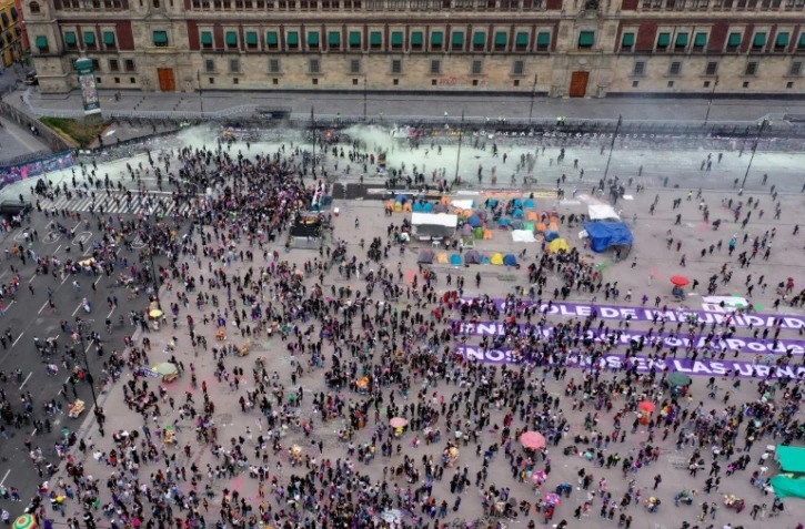 Vue aérienne des manifestations à l'occasion de la Journée internationale des droits des femmes, à Mexico le 8 mars 2021
