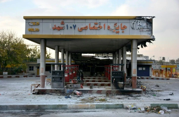 Une photo prise le 17 novembre 2019 montre une station-essence incendiée par des manifestants à Eslamshahr, près de Téhéran