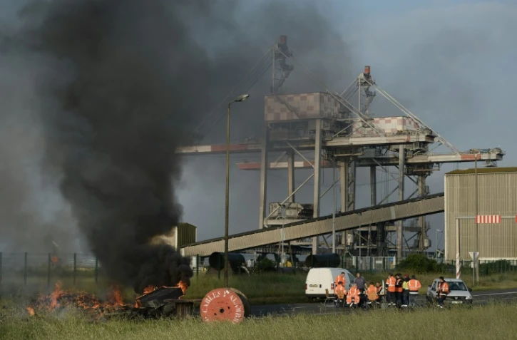 Des grèvistes bloquent le port le 17 mai 2016 à Saint-Nazaire