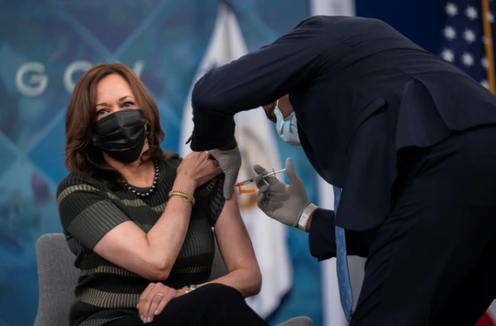 La vice-présidente américaine Kamala Harris reçoit sa dose de rappel de vaccin anti-Covid le 30 octobre 2021 à la Maison Blanche

