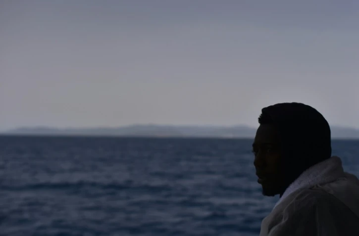 Un migrant secouru sur un bateau de sauvetage faisant route vers le port italien de Cagliari, le 26 mai 2016