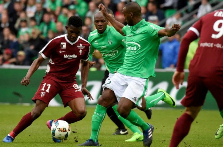L'attaquant messien Opa Nguette face au défenseur de Saint-Etienne Kévin Théophile-Catherine, le 12 mars 2017 lors du match nul (2-2) ASSE-Metz au stade Geoffroy-Guichard