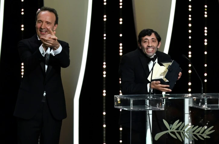 L'acteur italien Marcello Fonte (D) reçoit le prix d'interprétation masculine, le 19 mai 2018 à Cannes 