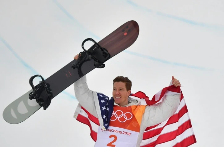 L'Américain Shaun White pose sur le podium après sa victoire en finale du halfpipe aux JO, le 14 février 2018 à Pyeongchang