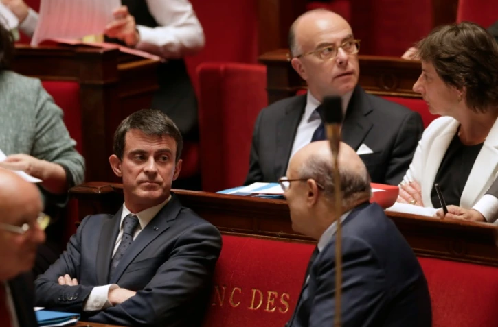 Le Premier ministre Manuel Valls et le ministre de l'Intérieur Bernard lors des questions au gouvernement le 14 juin 2016 à l'Assemblée nationale à Paris