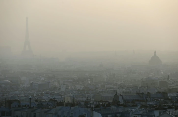 Une épaisse brume de pollution recouvre Paris le 11 mars 2014
