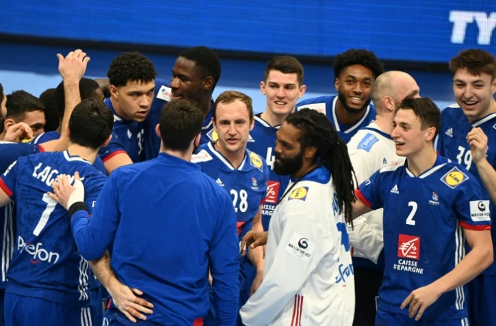 La joie des Français, après leur victoire, 30-29 face au Danemark, synonyme de qualification pour les demi-finales de l'Euro, le 26 janvier 2022 à Budapest