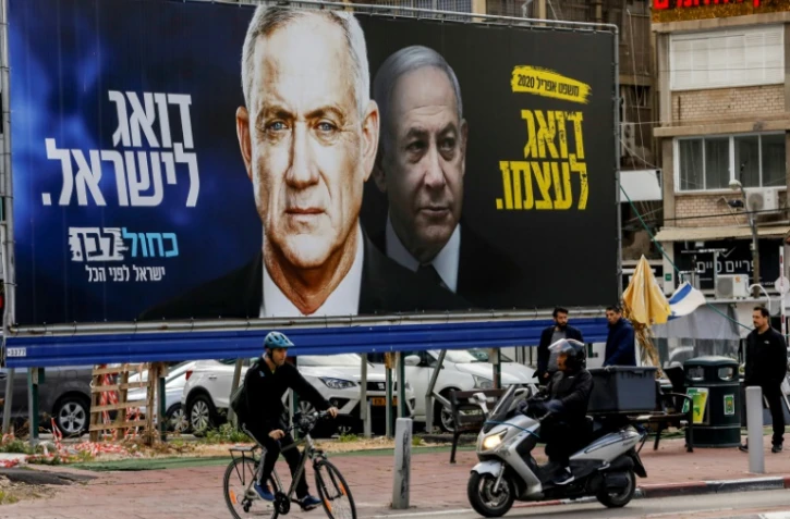 Une affiche à Ramat Gan, en Israël, montre Benny Gantz (à gauche) et Benjamin Netanyahu en mars 2020