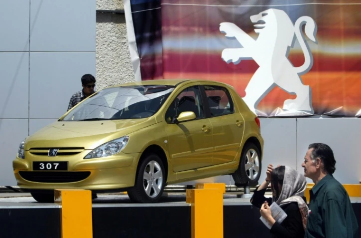 Une Peugeot 307, produite par "Iran Khodro", exposée à la foire automobile de Téhéran le 22 janvier 2004