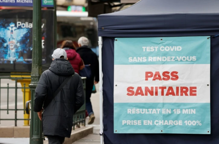 Une tente de dépistage du Covid-19 dans une rue de Paris, le 6 janvier 2022