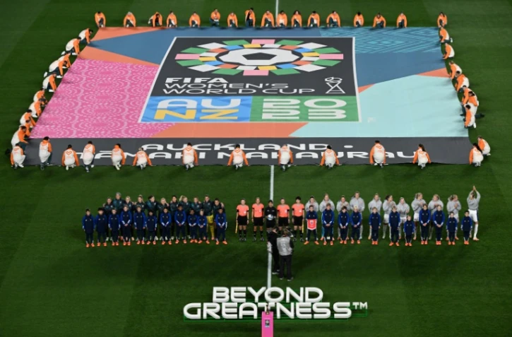 Les joueuses de Nouvelle-Zélande (g) et celles de Norvège avant le coup d'envoi de la Coupe du monde féminine de football, le 20 juillet 2023 à Auckland 