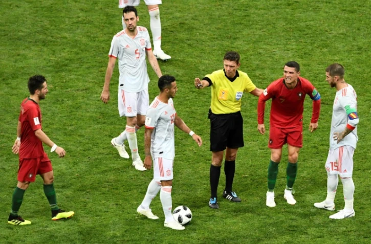 L'arbitre italien Gianluca Rocchi (c) durant Portugal-Espagne, à Sotchi, le 15 juin 2018