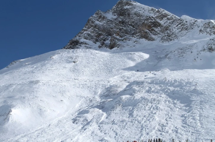 Photo fournie le 13 février 2017 par Radio Val d'Isère d'une avalanche survenue à Tignes 