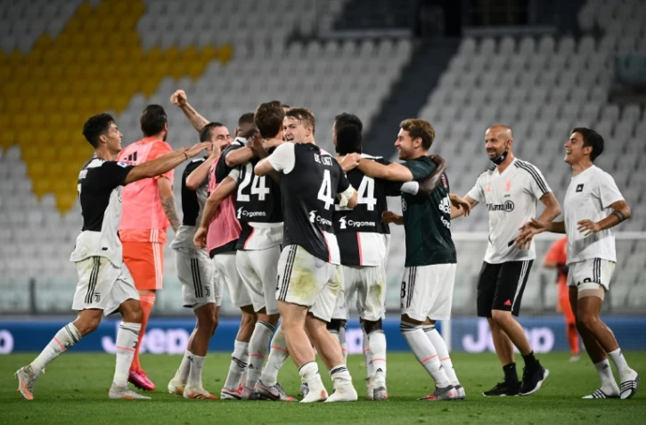 Les joueurs de la Juventus en liesse après la conquête du 9e titre de champion d'Italie à l'issue de la victoire sur la Sampdoria à Turin, le 26 juillet 2020 