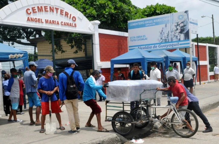 Le cercueil d'une victime du Covid-19 est transporté à l'entrée d'un cimetière de Guayaquil (Equateur), le 9 avril 2020