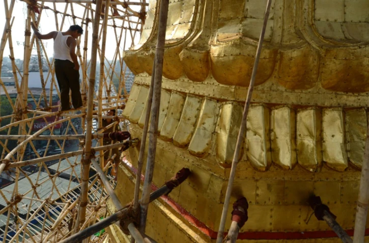 Des ouvriers birmans rénovent la pagode Sule, à Shwedagon, le 12 mars 2016