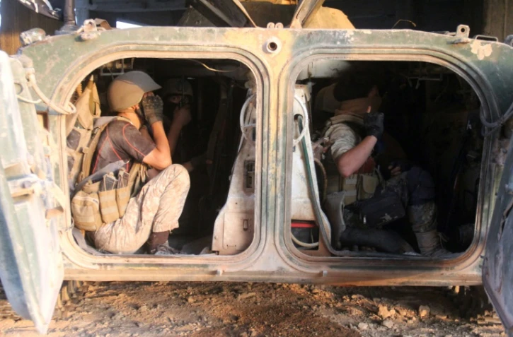 Des membres des forces d'opposition le 5 août 2016 dans les quartiers gouvernementaux d'Alep assiégés par les jihadistes et les rebelles islamistes