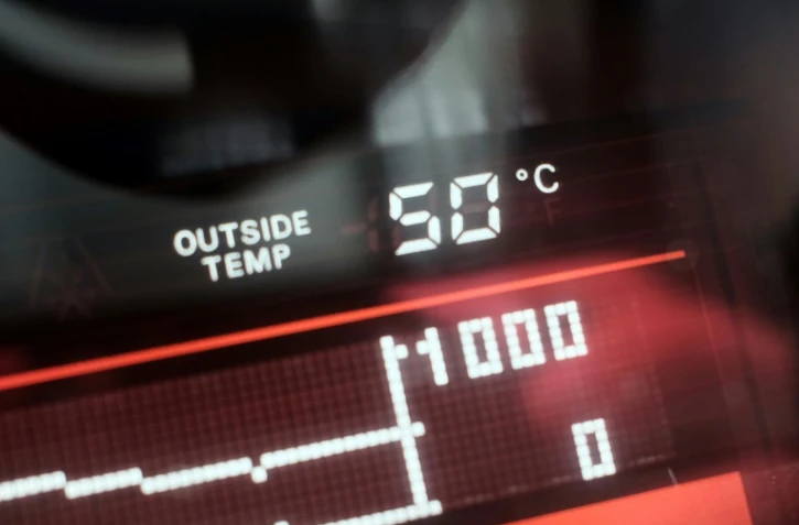 L'écran d'une voiture affiche la température extérieure - 50 degrés celsius - le 23 mai 2025 à Dubaï
