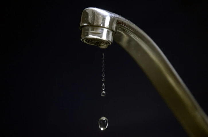 Ploc, ploc, ploc... L'énigme qui se cache derrière le bruit horripilant du robinet d'eau qui goutte vient d'être dissipée par des chercheurs, qui proposent un moyen simple pour y remédier : le liquide vaisselle