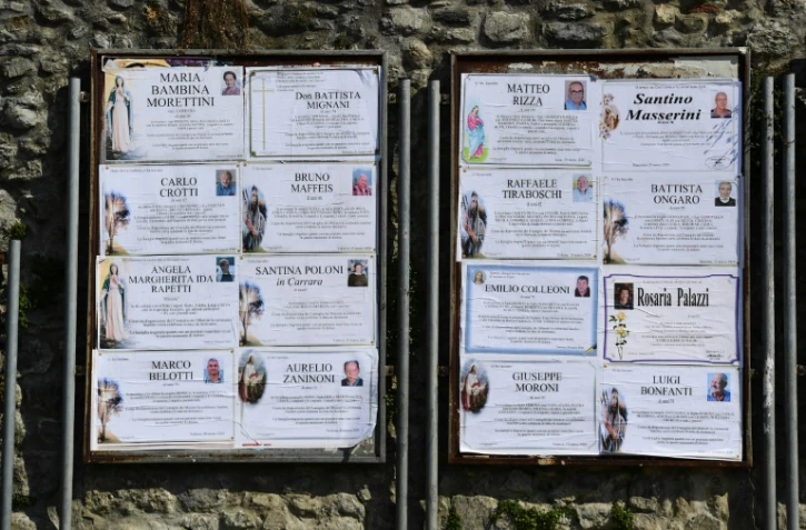 Avis de décès affichés sur les murs du village de Vertova, où 36 habitants sont morts du Covid-19, près de Bergame, dans le nord de l'Italie, le 24 mars 2020