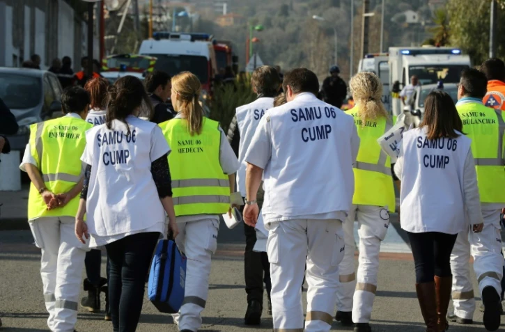 Du personnel médical d'urgence à son arrivée au  lycée Tocqueville où s'est déroulé une fusillade, le 16 mars 2017 à Grasse