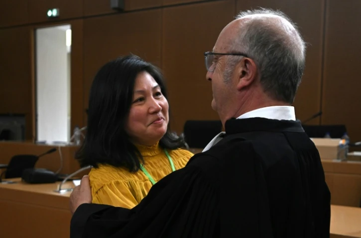 Me Gérard Welzer, avocat de la famille de Sophie Le Tan, et la mère de l'étudiante Thi Huong, se félicitent du verdict de la cour d'assises du Haut-Rhin, le 29 juin 2023 à Colmar