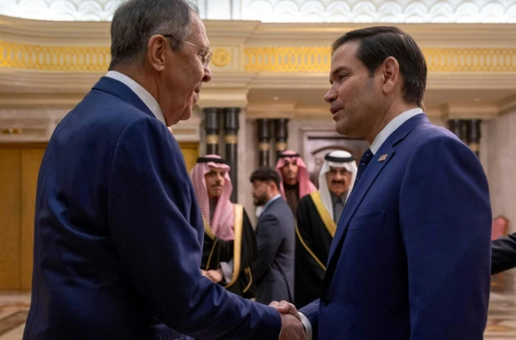 Le ministre russe des Affaires étrangères Sergueï Lavrov (à gauche) rencontre le secrétaire d'Etat américain Marco Rubio, le 18 février 2025 à Ryad