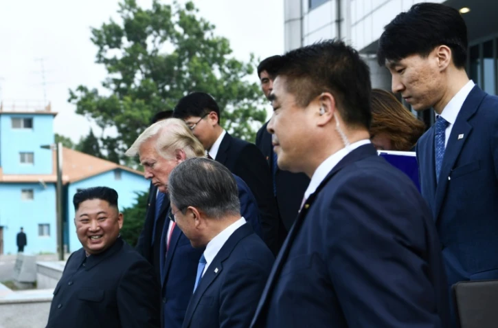 Le dirigeant nord-coréen Kim Jong Un (gauche), le président sud-coréen Moon Jae-in (centre) et le président américain Donald Trump (2e gauche) à Panmunjom dans la zone démilitarisée le 30 juin 2019 