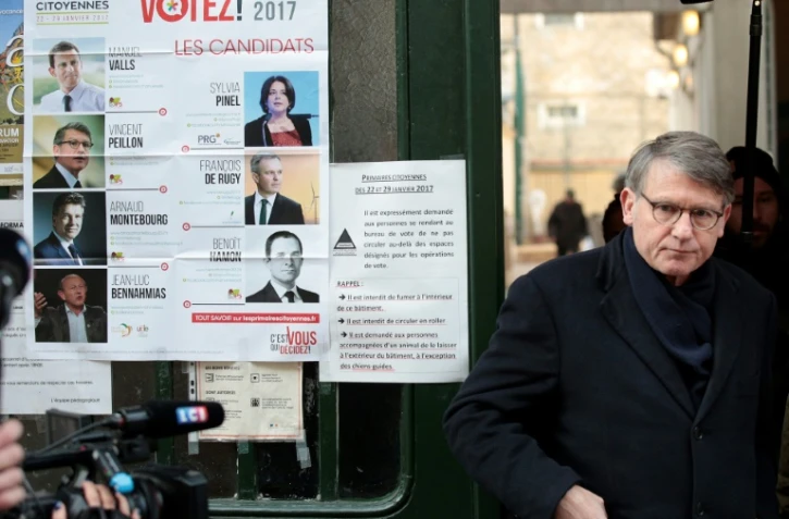 Vincent Peillon quitte un bureau de vote pour la primaire organisée par le PS, à Paris le 22 janvier 2017 