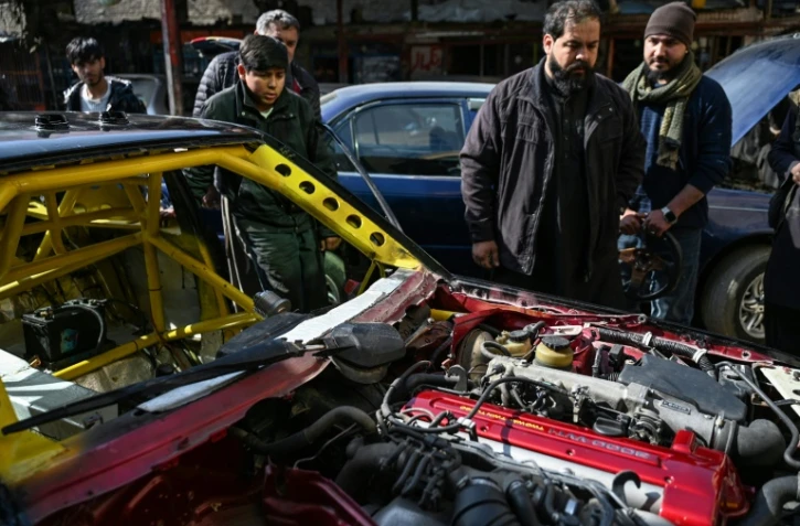 Un mécanicien inspecte une voiture modifiée dans un atelier de Kabul, le 11 février 2024 en Afghanistan
