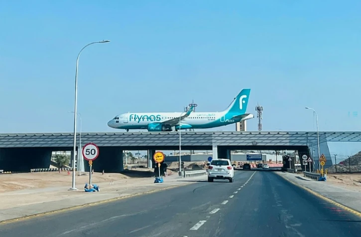 Un vol de la compagnie Flynas atterrit à l'aéroport international King Khalid à Ryad, pris pour cible dans le cadre du conflit avec les Houthis, le 19 septembre 2026