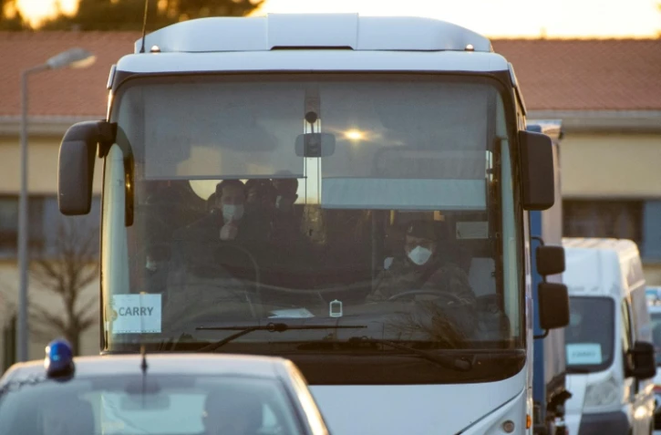 Un bus transportant des rapatriés de Wuhan (Chine), placés en quarantaine à Carry-le-Rouet depuis le 3 février 2020