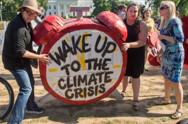 Des manifestants pour le défense du climat devant la Maison Blanche, à Washington le 1er juin 2017