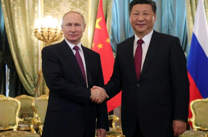 Le président russe Vladimir Poutine (g) et son homologue chinois Xi Jinping, le 4 juillet 2017 à Moscou