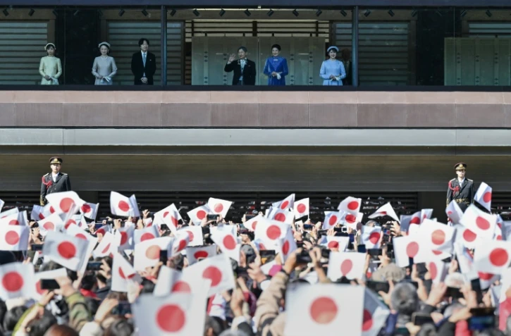 L'empereur Naruhito (3e d), l'impératrice Masako (2e d), leur fille la princesse Aiko (d), le prince héritier Akishino (3eg), la princesse héritière Kiko (2e g) et leur fille la princesse Kako (g) au balcon du palais impérial, à l'occasion du 65e anniversaire de l'empereur, le 23 février 2025 à Tokyo