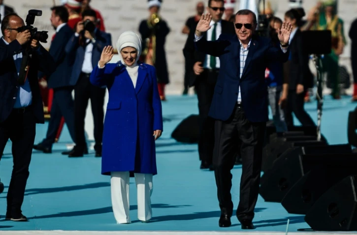 Le président turc Recep Tayyip Erdogan (d), et son épouse Emine Erdogan, le 29 mai 2016 à Istanbul