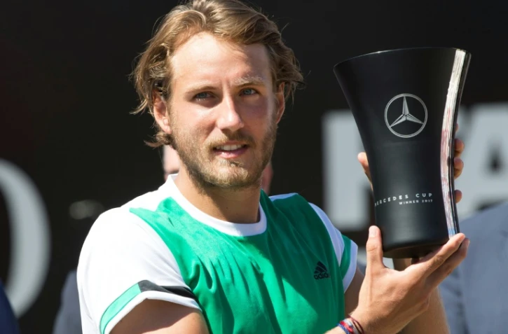 Le Français Lucas Pouille soulève le trophée après sa victoire face à l'Espagnol Feliciano Lopez en finale du tournoi de Stuttgart, le 18 juin 2018