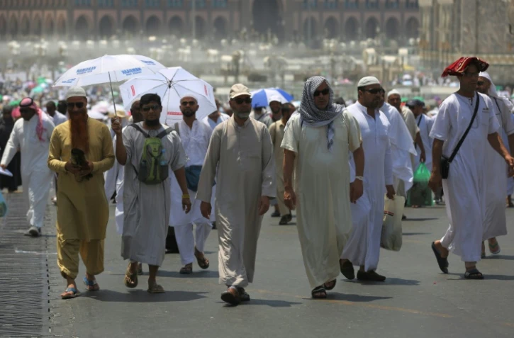 Des pèlerins musulmans marchent dans une rue de la ville sainte de la Mecque en Arabie saoudite avant le début du hajj annuel, le 18 août 2017