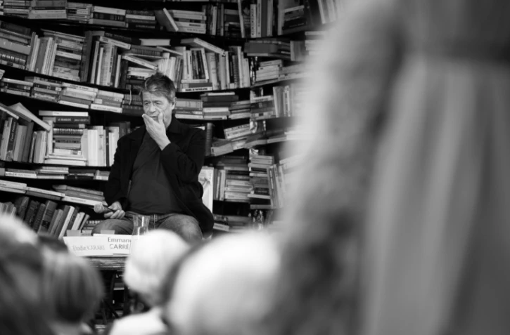 L'écrivain français Emmanuel Carrère lors de son discours sur scène lors du 27e festival littéraire "Les Correspondances" à Manosque, dans le sud-est de la France, le 27 septembre 2025