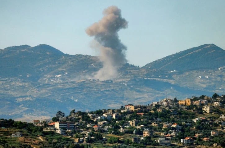 La fumée d'une frappe aérienne israélienne sur le sud du Liban, vue depuis l'autre côté de la frontière, en Haute Galilée, dans le nord d'Israël, le 19 juin 2026
