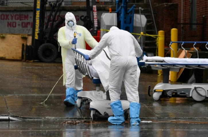Du personnel médical transportent un mort du coronavirus dans un camion réfrigéré au Brooklyn Hospital Center, le 9 avril 2020