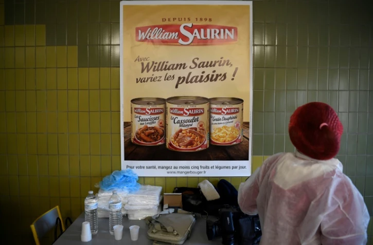 Un employé au travail dans une usine du groupe agroalimentaire William Saurin, le 20 décembre 2016 à Saint Thibault des Vignes (Seine-et-Marne)