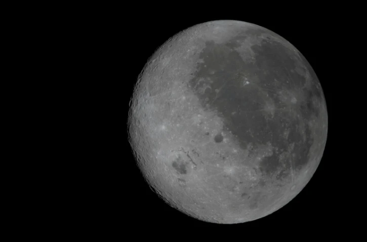 Image diffusée par la Nasa montrant une vue entièrement éclairée de la Lune, y compris le bassin Orientale et des parties de la face cachée invisibles depuis la Terre, le 6 avril 2026