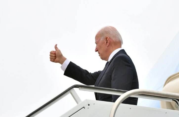 Le président américain Joe Biden embarque à bord d'Air Force One à Tulsa, dans l'Oklahoma, le 1er juin 2021
