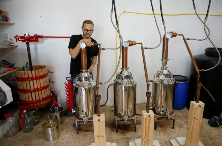 Nader Muaddi produit de l'arak artisanal dans sa cave, le 16 juin 2019 Ă Beit Jala, en Cisjordanie