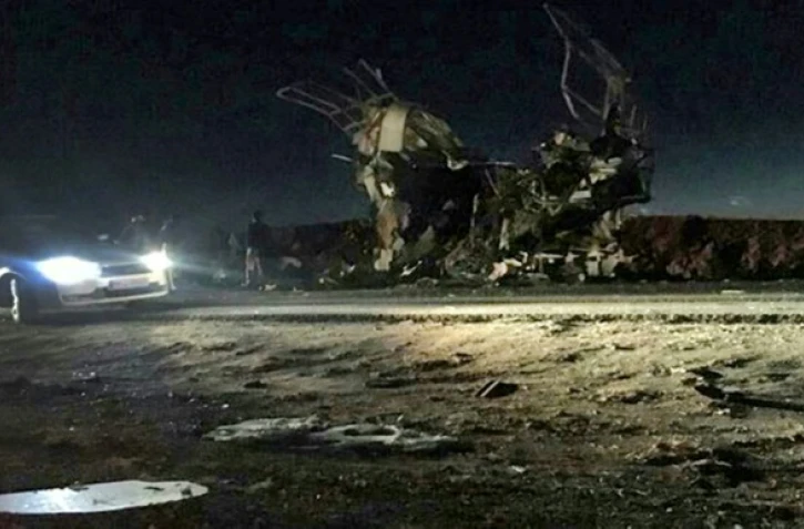 Photo de l'agence de presse iranienne Fars montrant le bus visé par une attaque suicide, le 13 février 2019 dans le sud-est de l'Iran